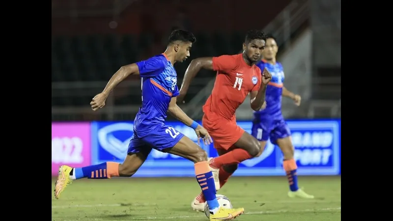 Cầu thủ Ấn Độ đang tạo ra khoảnh khắc nguy hiểm trước hàng phòng ngự của Singapore