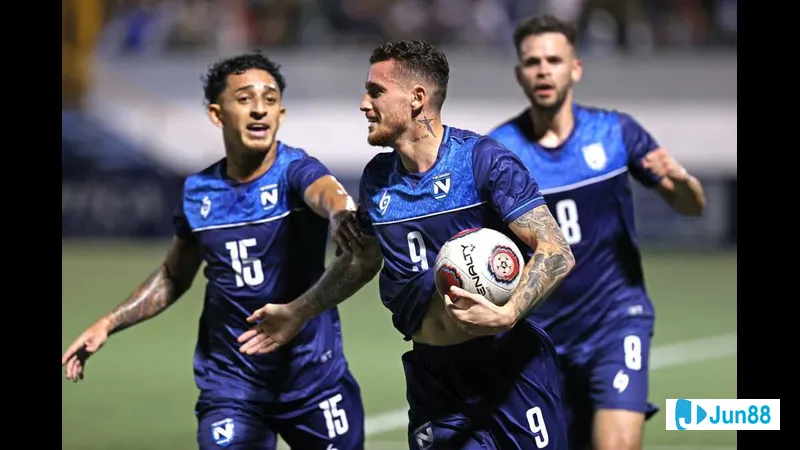 Cầu thủ Costa Rica với bóng hướng về khung thành đối phương trong trận đấu với Nicaragua