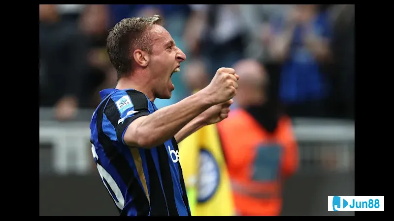 Cầu thủ Inter vượt qua cầu thủ Cremonese trong trận đấu bóng đá.