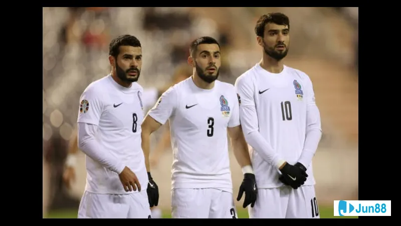 Cầu thủ Pháp sử dụng kỹ thuật đi bóng vượt qua cầu thủ Azerbaijan trên sân cỏ