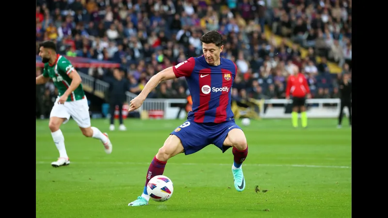 Cầu thủ Barca tạo khoảng trống trước hàng phòng ngự Alaves để chuẩn bị nhận đường chuyền