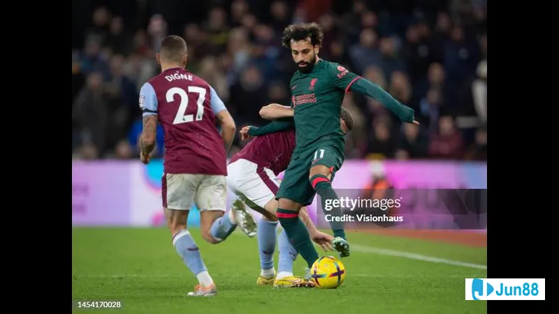 Cầu thủ Liverpool với sự tập trung cao độ trong trận đấu với Aston Villa