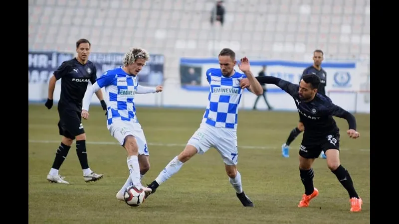 Cầu thủ đội Sariyer với sự quyết tâm vượt qua phòng ngự của đội Bandirmaspor