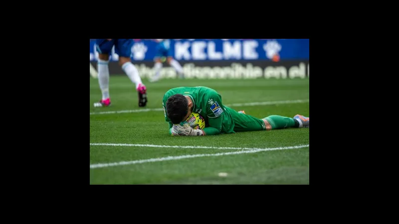 Cầu thủ Baleares chạy với tốc độ nhanh trước sự áp đảo của cầu thủ Espanyol