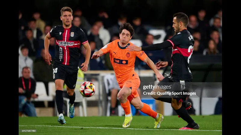 Cầu thủ của Cartagena cố gắng ngăn chặn bóng khỏi cầu môn Valencia