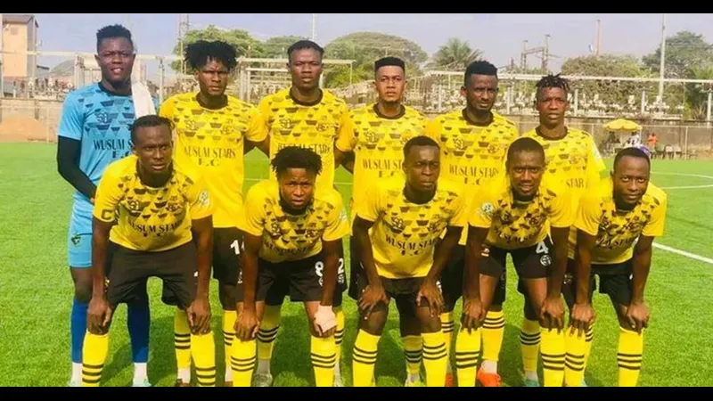 Cầu thủ của Diamond Stars đang nỗ lực chống đỡ sức đánh mạnh từ Wusum Stars trong trận đấu…