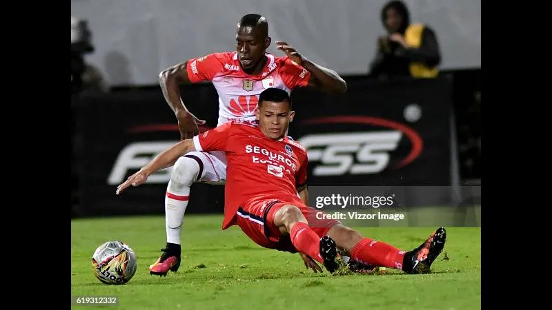 Cầu thủ của Fortaleza chạy nhanh hơn hậu vệ của Santa Fe để tạo khoảng trống