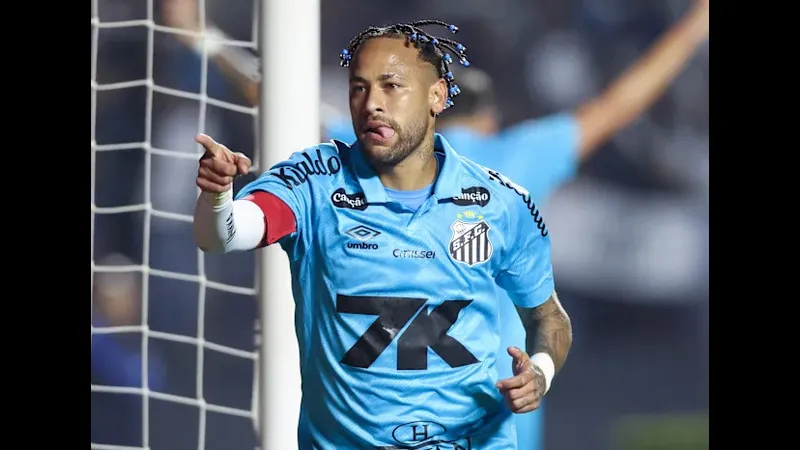 Cầu thủ của Santos với sự quyết tâm chạy nhanh vượt qua cầu thủ Juventude trong trận đấu…