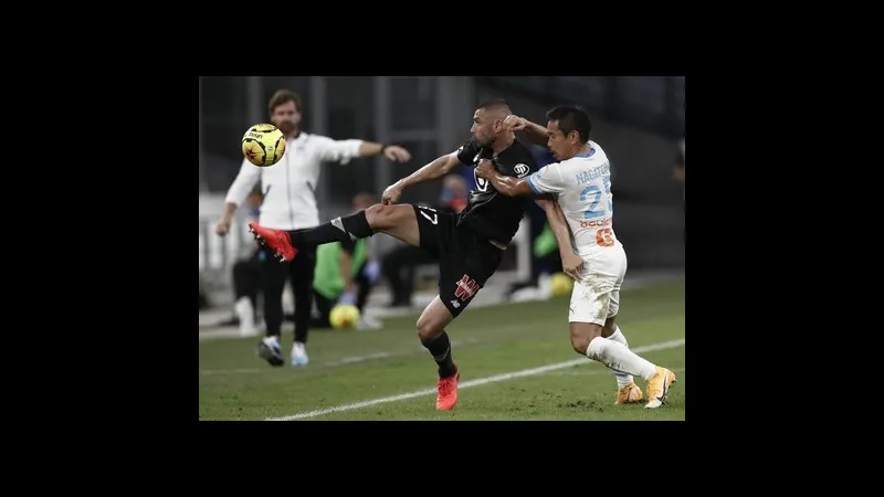 Cầu thủ của Marseille tung cú sút mạnh trong trận đấu với Lille