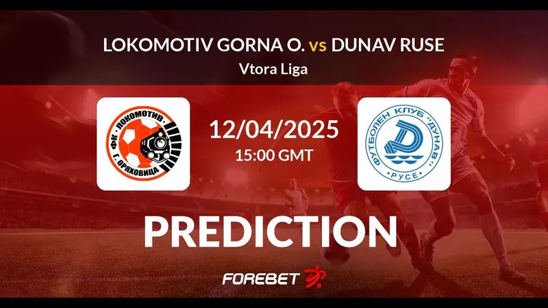 Cầu thủ của đội Lok Gorna và Dunav Ruse tranh chấp quả bóng trên sân cỏ