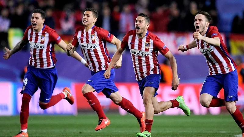 Cầu thủ của PSV đang chống chịu sức ép từ cầu thủ của Atletico Madrid trong trận đấu