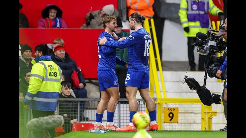 Cầu thủ của SC Poltava chiến đấu quyết liệt với cầu thủ của đối thủ Epitsentr trong trận…