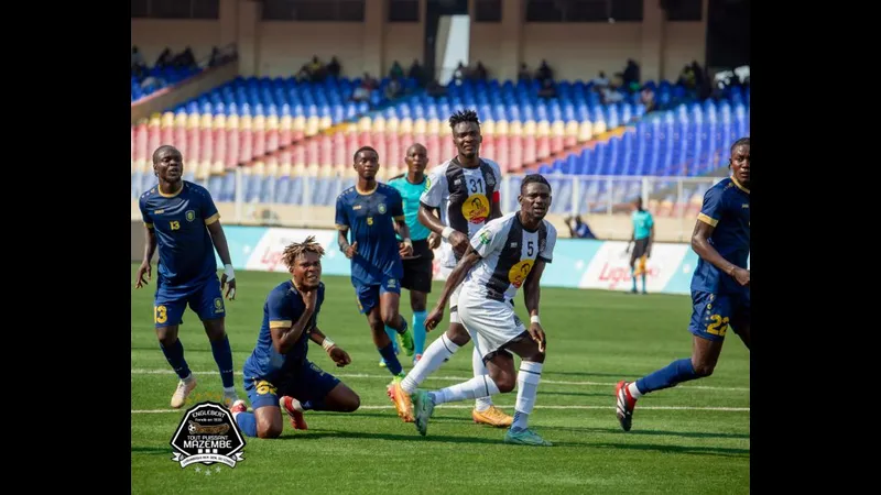 Hình ảnh cầu thủ 'Tanganyika' và 'Malole' đang tranh chấp quyết liệt trên sân cỏ