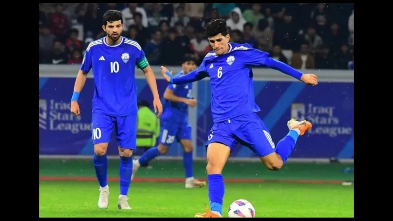 Cầu thủ Al Minaa băng qua hàng phòng ngự của Al Shorta