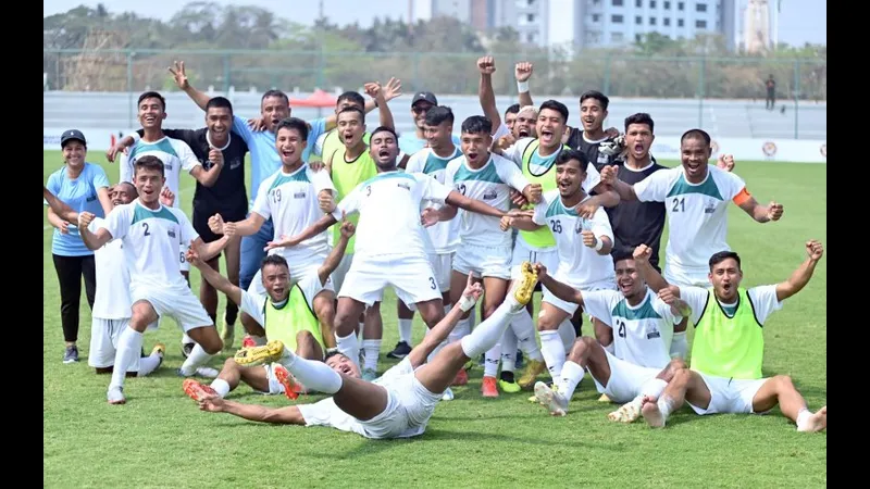 Cầu thủ Meghalaya và Services tranh chấp bóng trên sân - Phân tích chiến