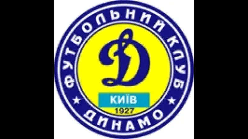Cầu thủ Dynamo Kyiv tung cú sút mạnh vào khung thành của Rukh Lviv