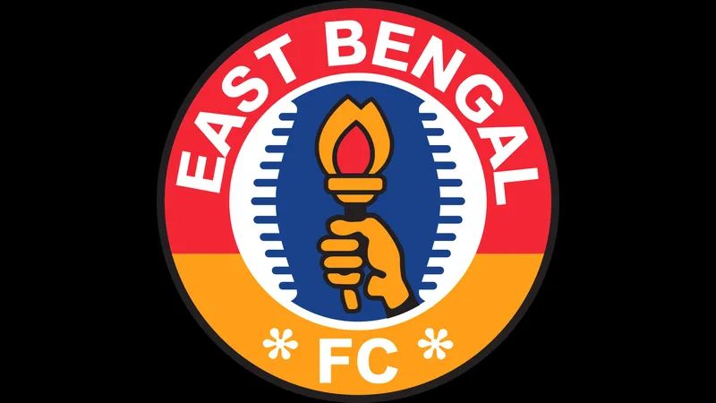 Cầu thủ East Bengal Club và NorthEast United tranh chấp quả bóng - Phân tích chiến