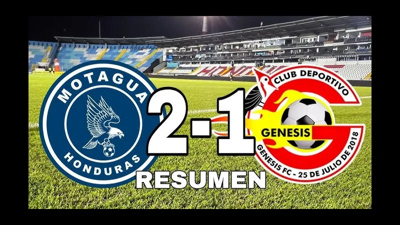 Cầu thủ Genesis và Motagua tranh chấp bóng trước khán đài đầy cảm xúc.