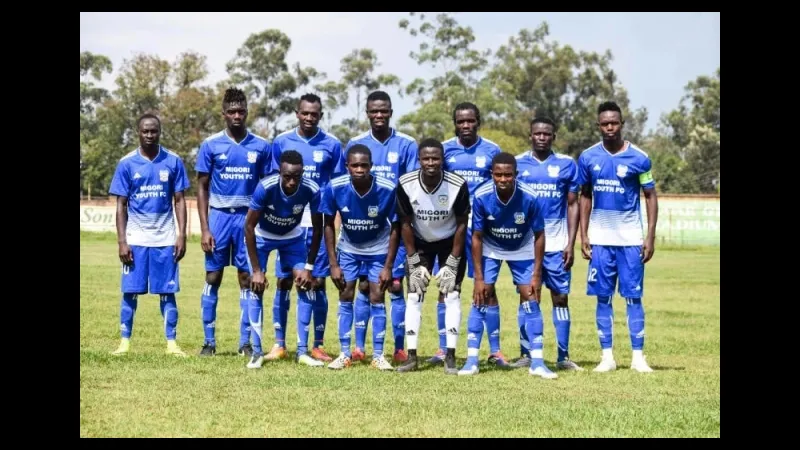 Cầu thủ của Migori và Talanta tranh chấp bóng trên sân cỏ