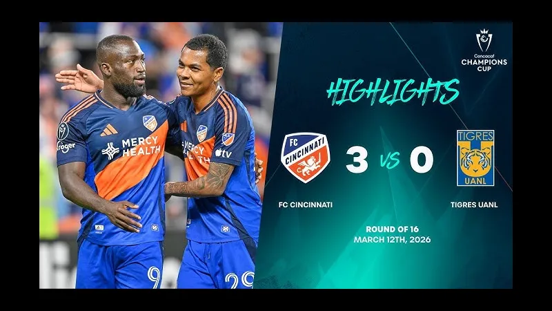 Cầu thủ Tigres UANL và FC Cincinnati tranh chấp bóng trên sân