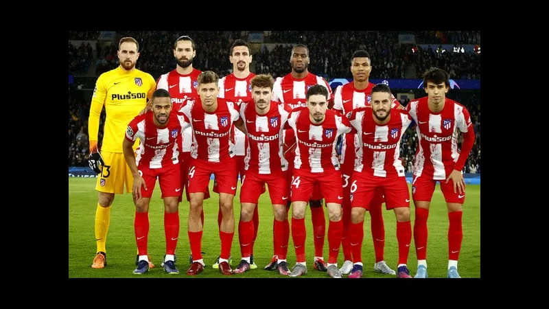Cầu thủ Atletico Madrid tấn công mạnh mẽ trước hàng phòng ngự của Arsenal