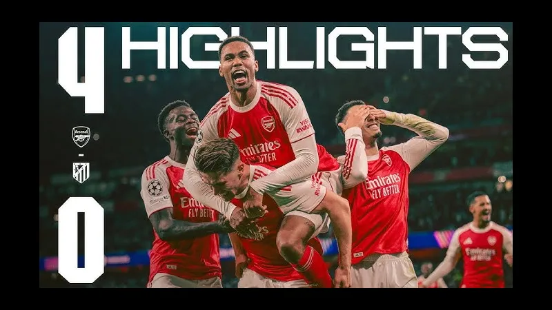 Cầu thủ Atletico Madrid và Arsenal tranh chấp bóng trên sân cỏ