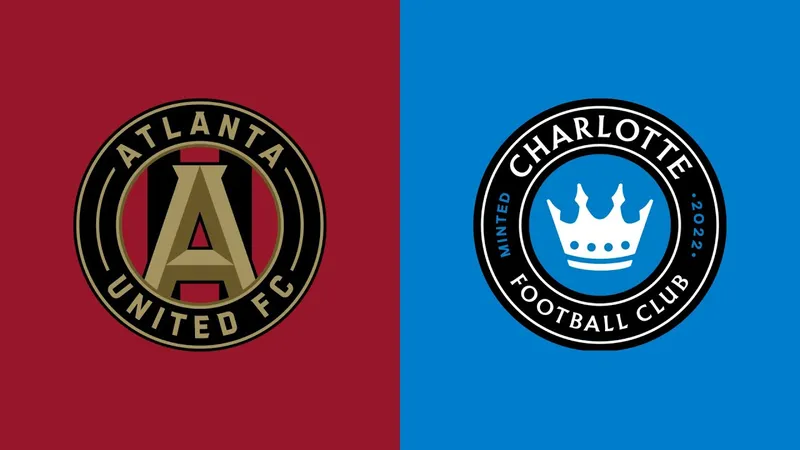 Cầu thủ Charlotte và Atlanta United đối diện nhau trên sân cỏ