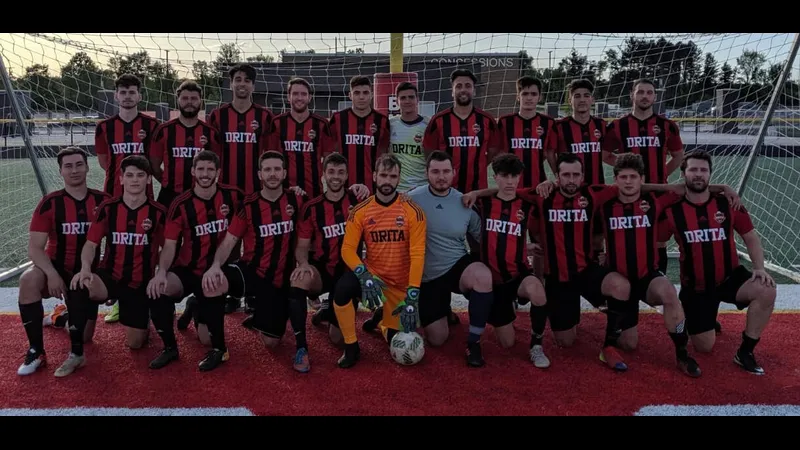 Cầu thủ Drita tấn công mạnh mẽ trước phòng ngự của Prishtina