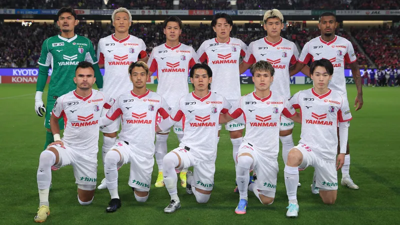 Cầu thủ Kyoto Sanga và Gamba Osaka đua tranh gay gắt trên sân - Phong độ gần