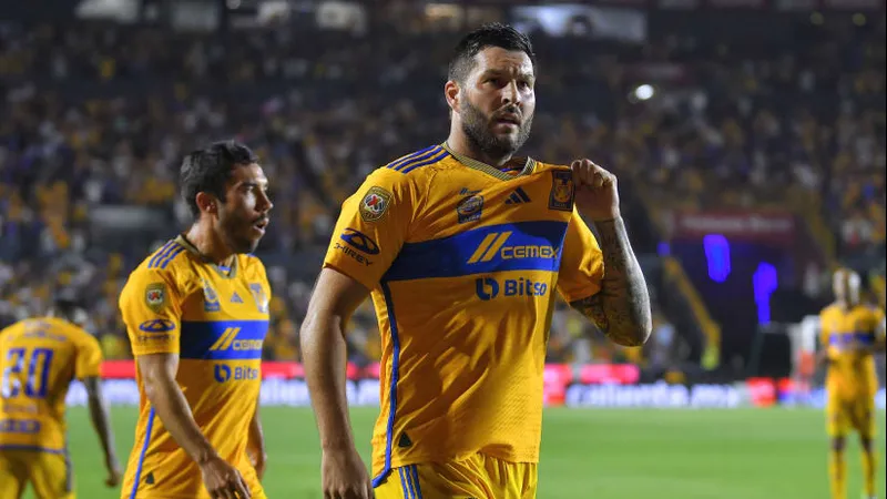 Cầu thủ của Tigres UANL đang nỗ lực giữ bóng trước áp lực từ Nashville