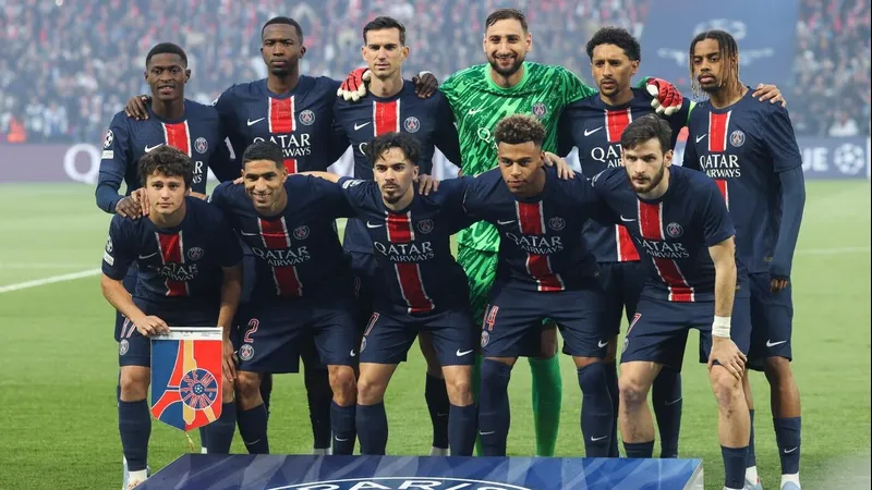 Cầu thủ PSG và Bayern Munich tranh chấp quả phạt góc