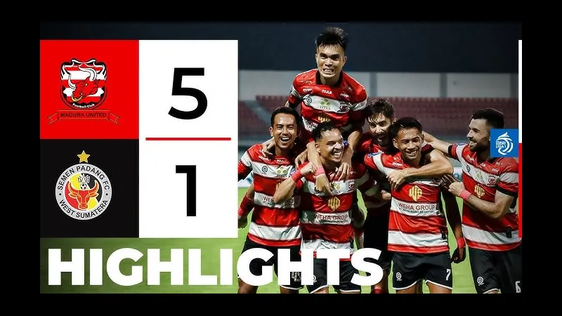 Cầu thủ của Semen Padang nỗ lực kiểm soát bóng trước sự áp đảo của Madura United