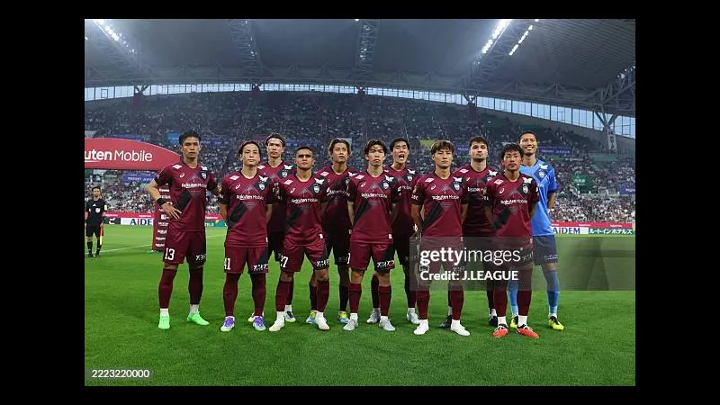 Cầu thủ Vissel Kobe và Cerezo Osaka tranh chấp bóng trên sân - Lịch sử đối